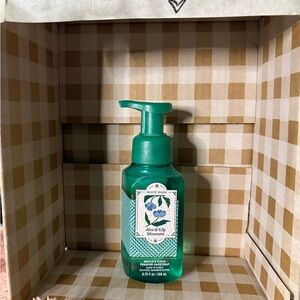 White Barn Aloe & Lily Blossoms Green Hand Soap